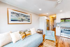 uma sala de estar com um sofá e uma cadeira azul em Hilton Head Beach & Tennis Unit B222 em Hilton Head Island