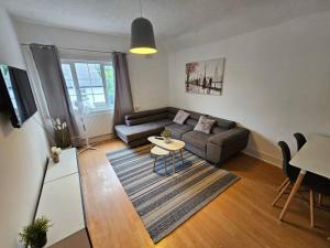 ein Wohnzimmer mit Sofa und Tisch in der Unterkunft Stylish 2 Bed Apt - Harry Potter/ Leavesden Studios/Watford/Hemel Hempstead - Families/Professionals & Contractors Welcome - Serviced Accomodation in Sarratt