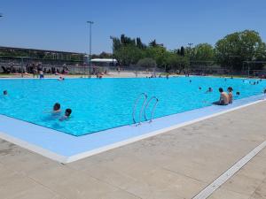 un groupe de personnes dans une grande piscine dans l'établissement Alojamiento ENTERO en Madrid, con ACCESO PRIVADO, à Madrid