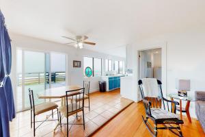 una cucina e una sala da pranzo con tavolo e sedie di Saddle Point Ocean View Cottage a Elk