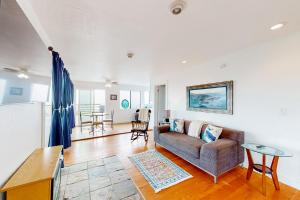 un soggiorno con un divano e un tavolo di Saddle Point Ocean View Cottage a Elk