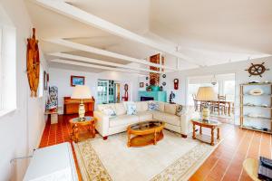 un soggiorno con un divano e un tavolo di Saddle Point Main House a Elk