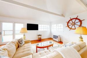 un soggiorno con un divano e un tavolo di Saddle Point Main House a Elk