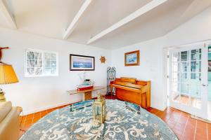 un soggiorno con un tavolo e un pianoforte di Saddle Point Main House a Elk Altre 38 foto