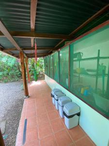 una fila de retretes sentados en el lateral de un edificio en Casita Corcovado, en Drake