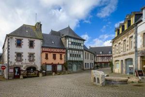 a street in a town with many buildings at Maison avec jardin clos dans cité de caractère in La Roche-Derrien