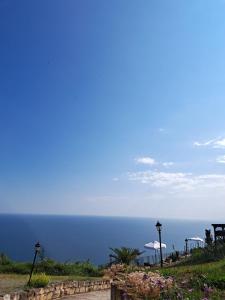 Blick auf den Ozean von einem Hügel mit Sonnenschirmen in der Unterkunft Apartment Omnia in Kaliakria Resort in Topola