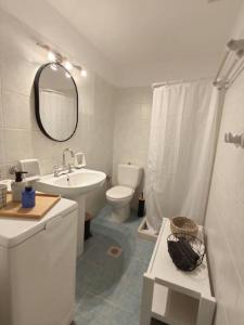 baño con lavabo y espejo en Village View House, en Galissas
