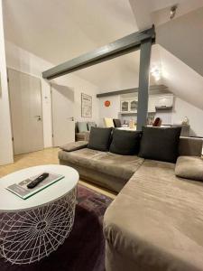 ein Wohnzimmer mit 2 Sofas und einem Tisch in der Unterkunft Studio freundlich & modern im Herzen von Bochum in Bochum