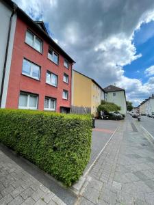 eine Hecke vor einem Gebäude auf einer Straße in der Unterkunft Studio freundlich & modern im Herzen von Bochum in Bochum