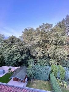 an overhead view of a house with trees and bushes at Studio freundlich & modern im Herzen von Bochum in Bochum