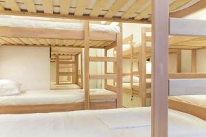 Postel nebo postele na pokoji v ubytování Gravitas Hostel