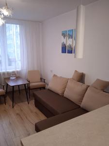 sala de estar con sofá y mesa en M2 Art en Giżycko