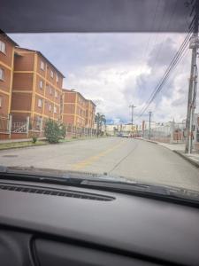 Blick auf eine leere Straße von einem Auto in der Unterkunft Casa azul in Armenia