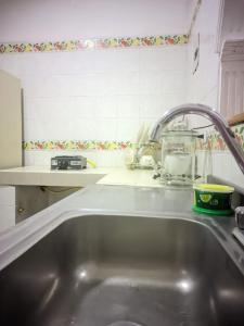 eine Küche mit einer Spüle und einer Arbeitsplatte in der Unterkunft Casa azul in Armenia