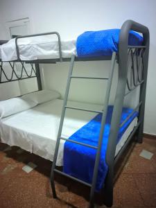 ein paar Etagenbetten in einem Zimmer in der Unterkunft Casa azul in Armenia