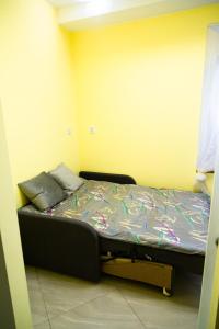 małą sypialnię z łóżkiem w pokoju w obiekcie Apartament przy Rynku w Ostrowcu Świętokrzyskim