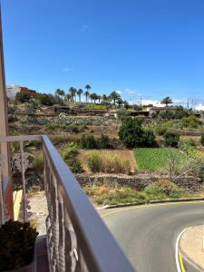 - une vue sur une route depuis le balcon d'une maison dans l'établissement Casa Daniella Vivienda B, à Ingenio