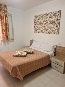 1 dormitorio con 1 cama con 2 almohadas en Allotjament dels Ports, en La Senia