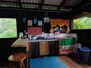 cocina con encimera y mesa en una habitación en Cabaña blue jeans, en San Ramón