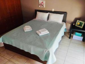 A bed or beds in a room at Ρετιρέ με θέα
