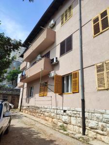 een gebouw met bruine luiken aan de zijkant bij Fami Superior One Bedroom Apartment in Rijeka