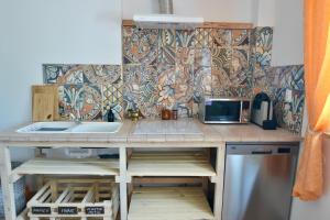 uma cozinha com um balcão com um lavatório e um micro-ondas em Dolina Piekielnicy 