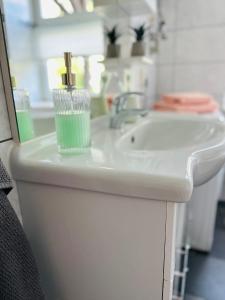 ein Waschbecken mit einer Tasse darüber in der Unterkunft Apartment Boho Living in Bautzen