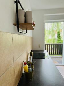 una cocina con encimera con cubo amarillo en Apartment Boho Living, en Bautzen