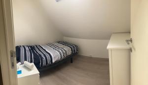 a small bedroom with a bed and a white desk at Appartement Kroketje 