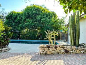 a garden with a stone wall and cactus at Charming 1 BR Poolside Retreat - Lou2-Bur in Burbank