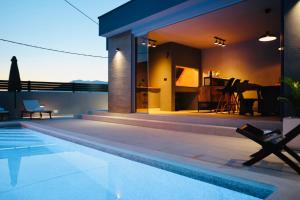 uma villa com uma piscina e uma casa em Holiday Home TiA em Split