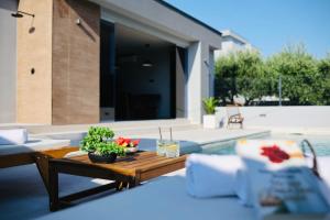 een patio met een tafel met groenten en fruit erop bij Holiday Home TiA in Split