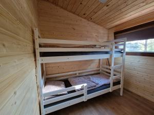 a room with two bunk beds in a cabin at Domek letniskowy na Łowisku Muławki in Kętrzyn