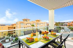 einen Tisch mit Speisen auf dem Balkon in der Unterkunft Apartamento Playa y Golf in San Miguel de Abona