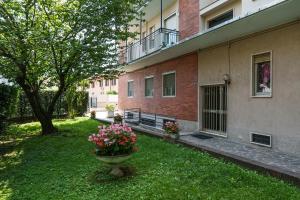 A garden outside [Duomo/Linate] Parcheggi Gratis e Tram sotto casa
