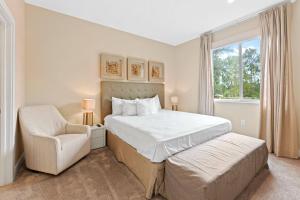 1 dormitorio con 1 cama, 1 silla y 1 ventana en 3149 Magic Village 8 guests 4 suites 8min Disney, en Orlando