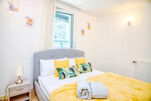 מיטה או מיטות בחדר ב-Your gateway to London & Heathrow, Stylish flat near station