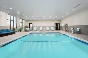 Hampton Inn & Suites By Hilton-Corpus Christi Portland,Tx في بورتلاند: مسبح كبير مع ماء أزرق في غرفة الفندق