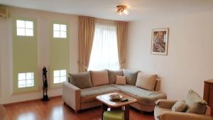 sala de estar con sofá y mesa en Exclusive Skopje Apartments, en Skopje
