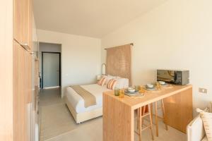um quarto de hotel com uma cama e uma mesa com comida em Lemon Spaces LIGHT- D bay North Coast em Zāwiyat ‘Abd al Mun‘im