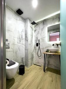 La salle de bains est pourvue de toilettes et d'un lavabo. dans l'établissement ATHONITE all seasons luxury suites, à Ierissos