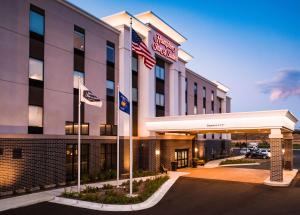 an image of the front of a hotel at Hampton Inn and Suites at Wisconsin Dells Lake Delton in Wisconsin Dells