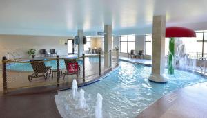 ein großer Pool in einem Gebäude mit Wasserfontänen in der Unterkunft Hampton Inn and Suites at Wisconsin Dells Lake Delton in Wisconsin Dells