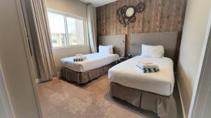 een hotelkamer met twee bedden en een raam bij 3053 Magic Village 3 suites jacuzzi BBQ 6min Disney in Orlando +42 foto's