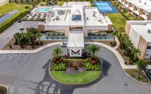 een luchtzicht op de buitenkant van een resort bij 3053 Magic Village 3 suites jacuzzi BBQ 6min Disney in Orlando