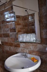 ein Badezimmer mit einem weißen Waschbecken und einem Spiegel in der Unterkunft Apartamento Familiar Marta in Colonia del Sacramento + 12 Fotos