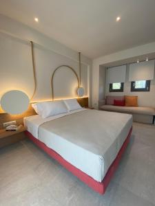een slaapkamer met een groot wit bed met 2 lampen bij OliVISTA - Live in Nature in Astris