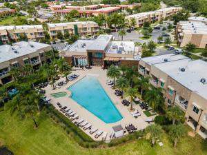 een luchtzicht op een resort met een zwembad bij 3212 Magic Village 8 guests lakefront 8 min Disney in Orlando
