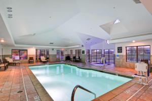 Homewood Suites by Hilton Aurora Naperville في أورورا: مسبح كبير في غرفة الفندق